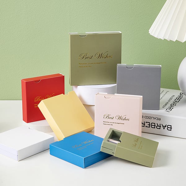 Modische Ohrringe mit Twist