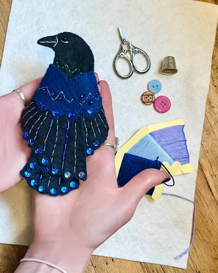 🖤 „Ravens Andenken – Hüter der Stiche“ 🪡✨