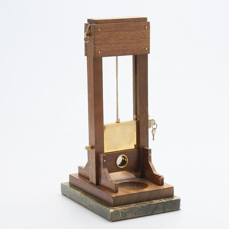 Vintage Guillotine-Tischaccessoire – Dekoratives Holz- & Metallobjekt mit integriertem Ablagetablett