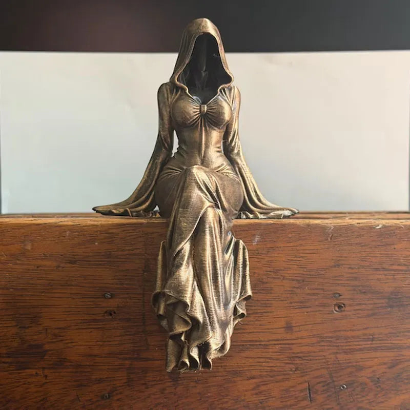 Lady Reaper – Ätherische Skulptur einer Gestalt mit Kapuze