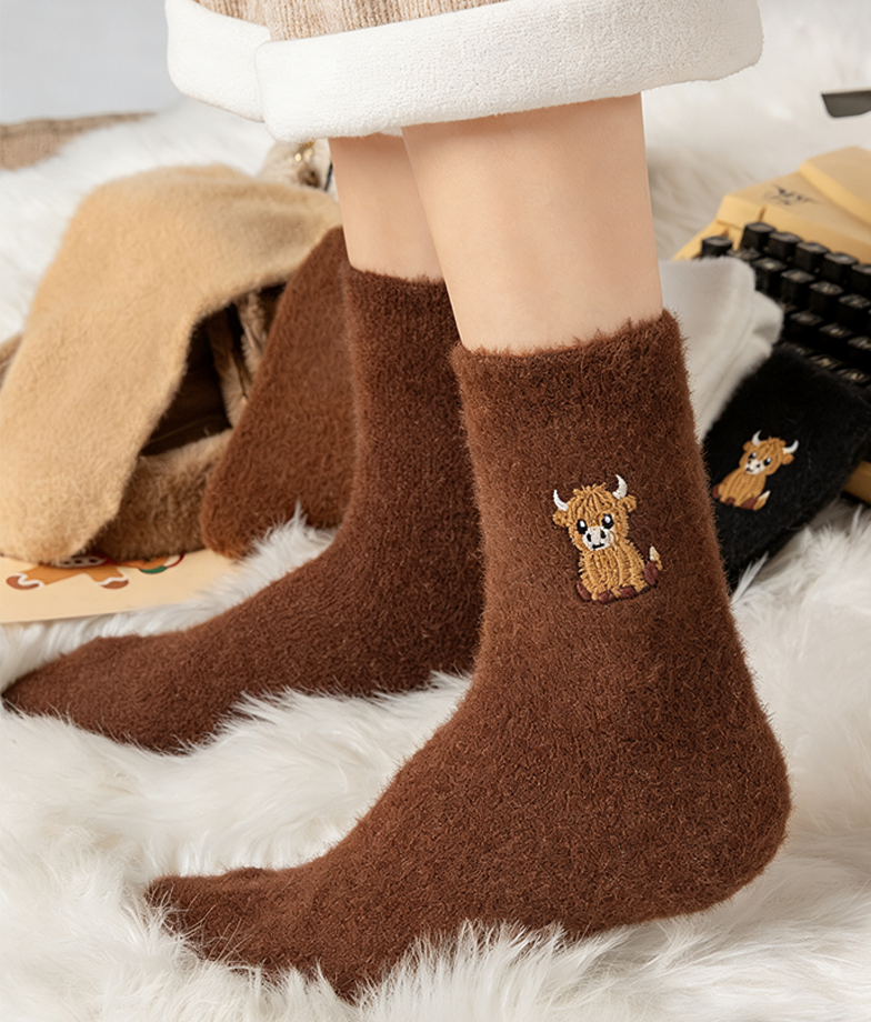🔥Süße, warme Plüschsocken für Damen mit Highland-Kuh-Stickerei