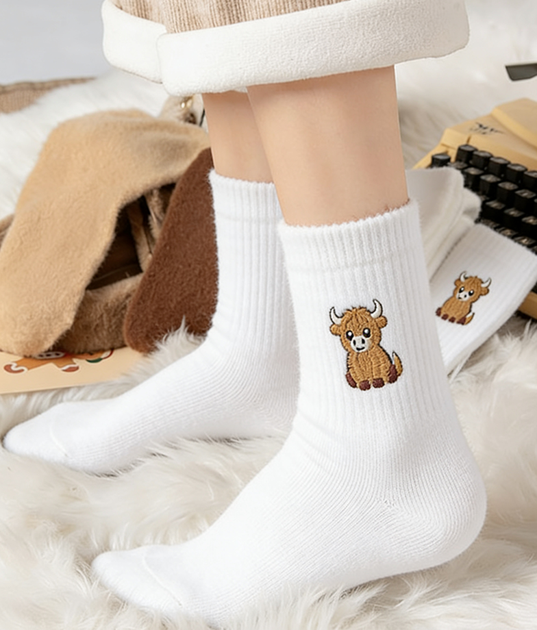 🔥Süße, warme Plüschsocken für Damen mit Highland-Kuh-Stickerei