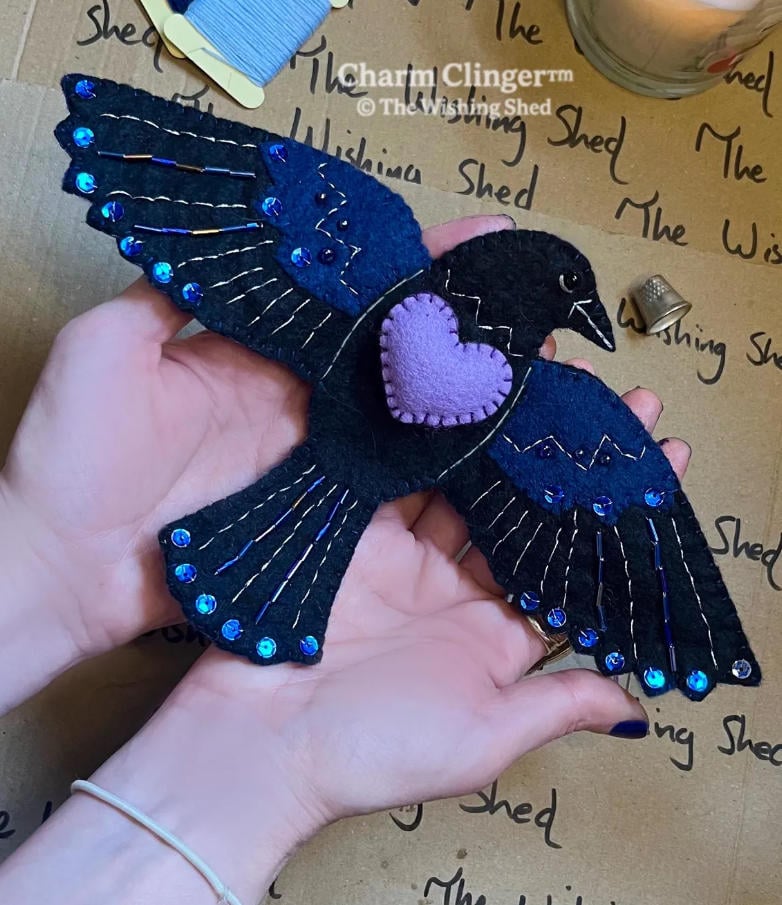 🖤 „Ravens Andenken – Hüter der Stiche“ 🪡✨
