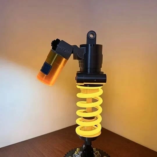 🔥Inspired Suspension Stoßdämpfer-Lampe – Verstellbare LED-Leuchte für Gamer und Autoliebhaber (⏰Kostenloser Versand)