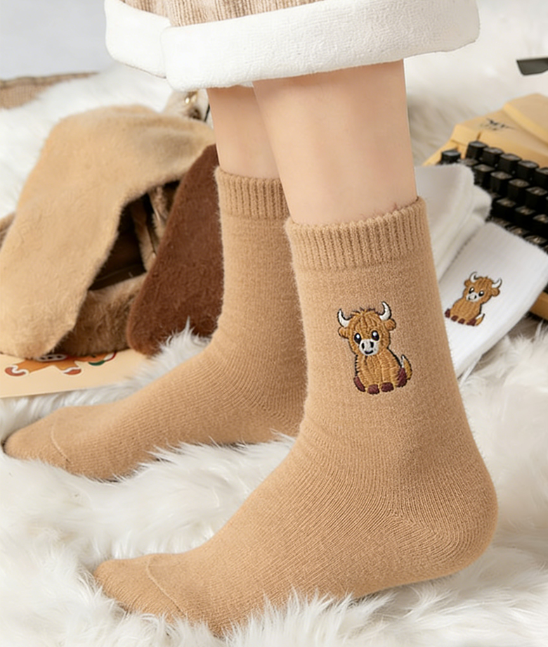 🔥Süße, warme Plüschsocken für Damen mit Highland-Kuh-Stickerei