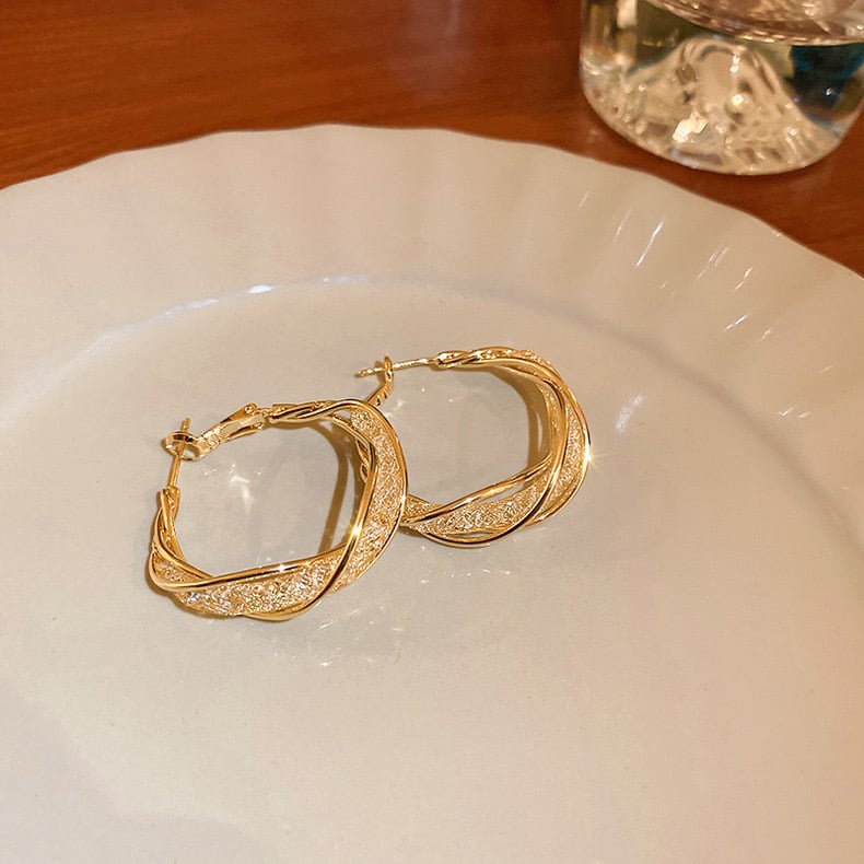 Modische Ohrringe mit Twist