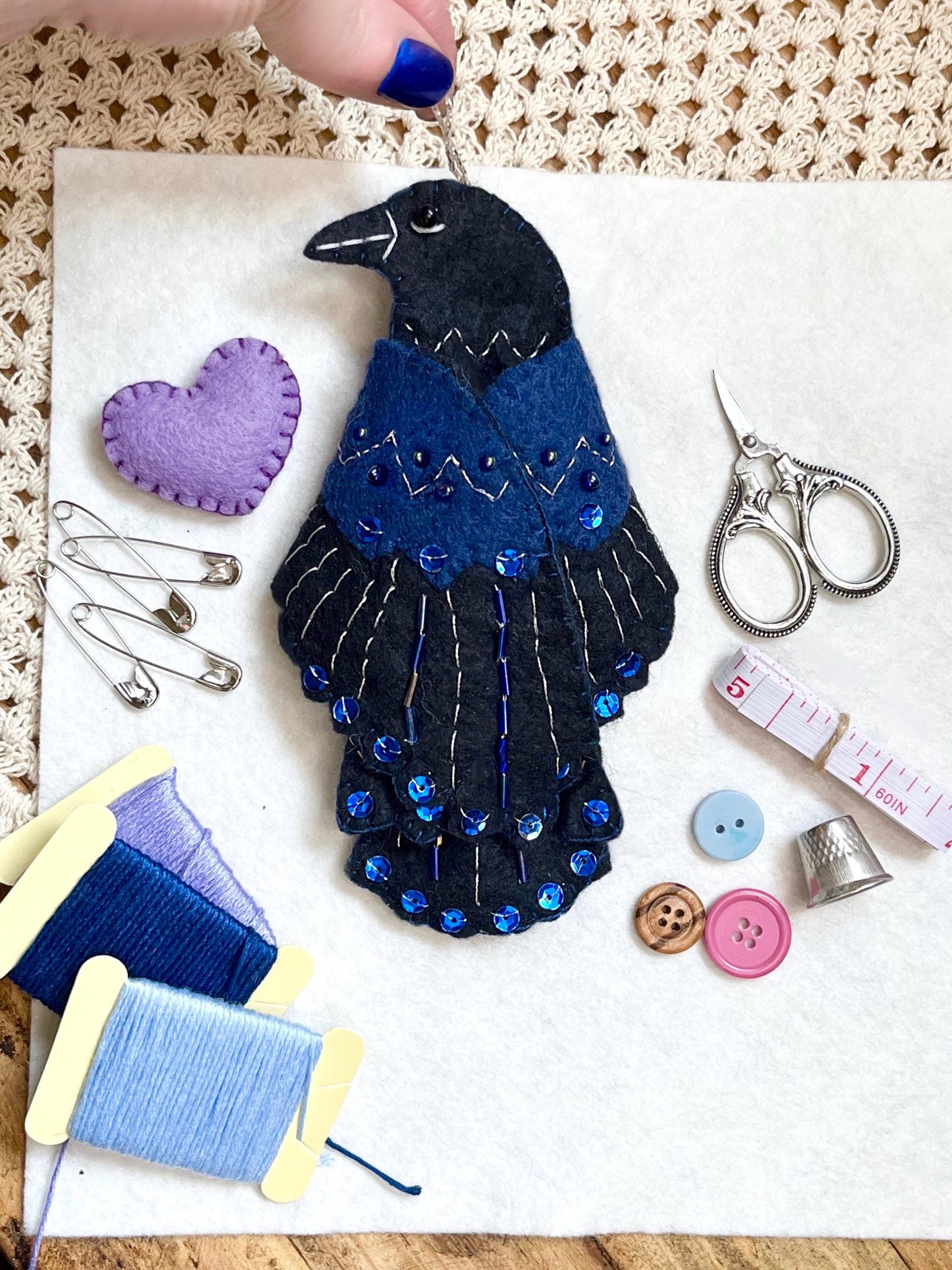 🖤 „Ravens Andenken – Hüter der Stiche“ 🪡✨