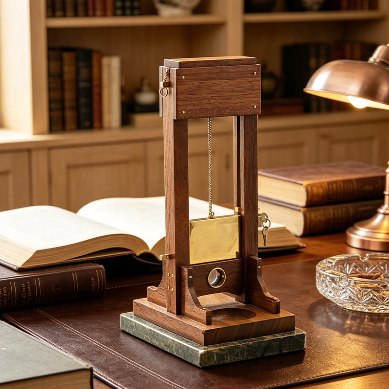 Vintage Guillotine-Tischaccessoire – Dekoratives Holz- & Metallobjekt mit integriertem Ablagetablett