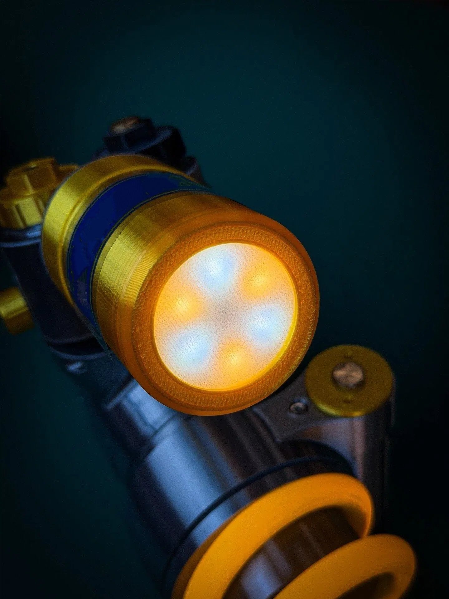 🔥Inspired Suspension Stoßdämpfer-Lampe – Verstellbare LED-Leuchte für Gamer und Autoliebhaber (⏰Kostenloser Versand)