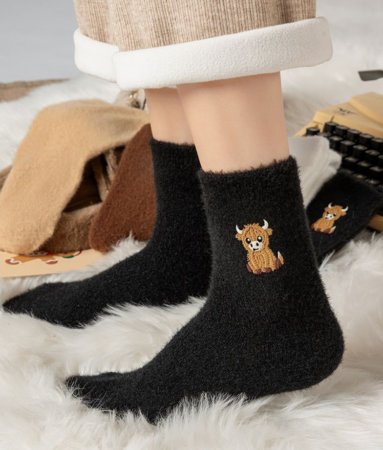 🔥Süße, warme Plüschsocken für Damen mit Highland-Kuh-Stickerei
