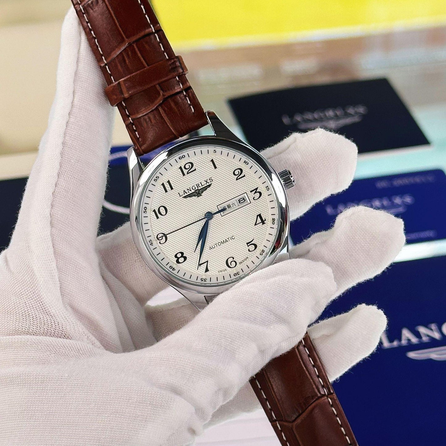 Wasserdichte Quarz-Herrenuhr mit Leuchtziffern und Kalender