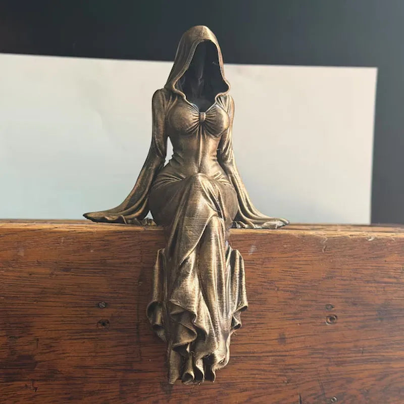 Lady Reaper – Ätherische Skulptur einer Gestalt mit Kapuze