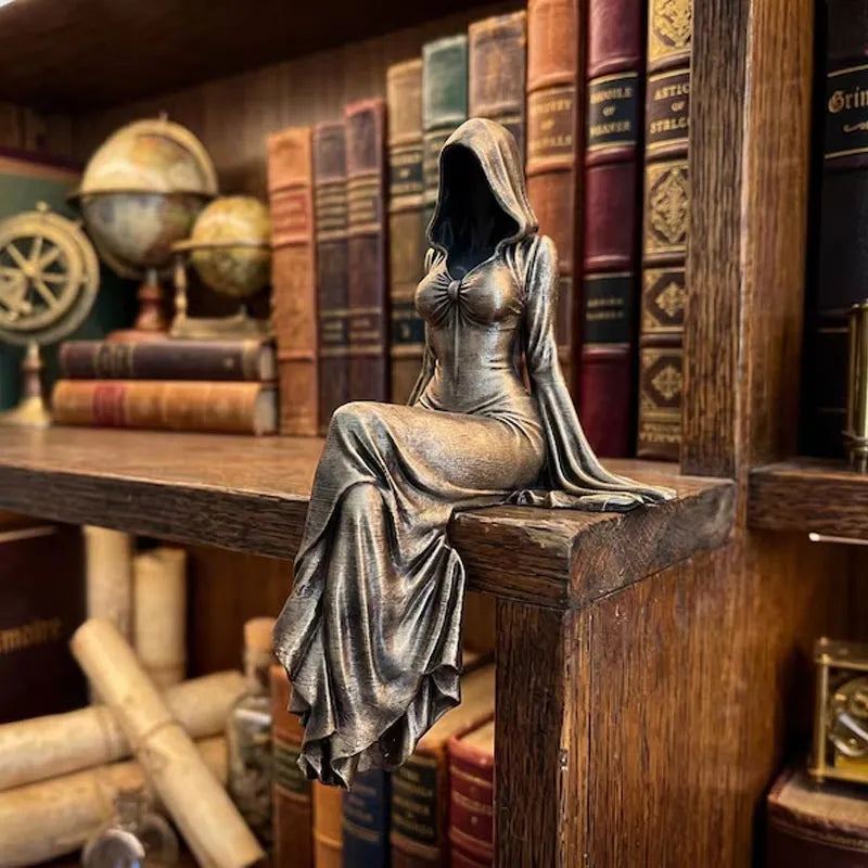 Lady Reaper – Ätherische Skulptur einer Gestalt mit Kapuze
