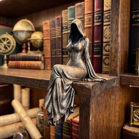 Lady Reaper – Ätherische Skulptur einer Gestalt mit Kapuze