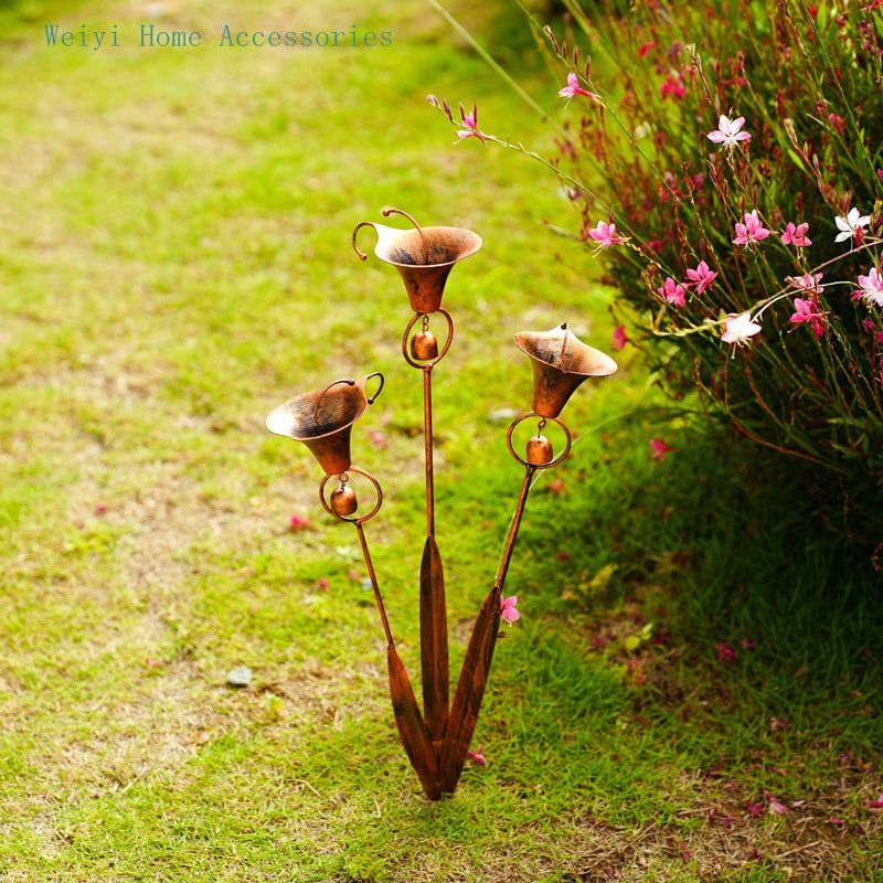 Gartenstecker „Drei Calla-Lilien“ aus geflammtem Kupfer mit Glöckchen