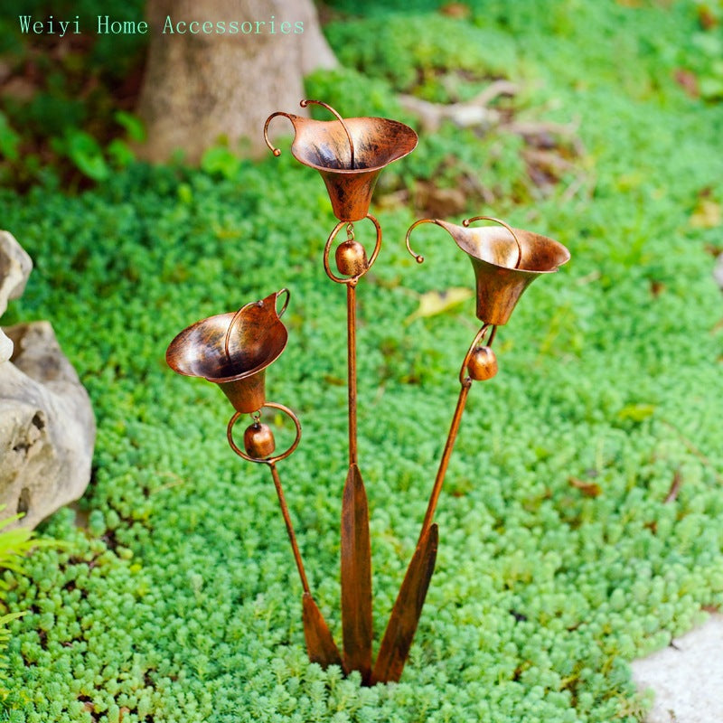 Gartenstecker „Drei Calla-Lilien“ aus geflammtem Kupfer mit Glöckchen