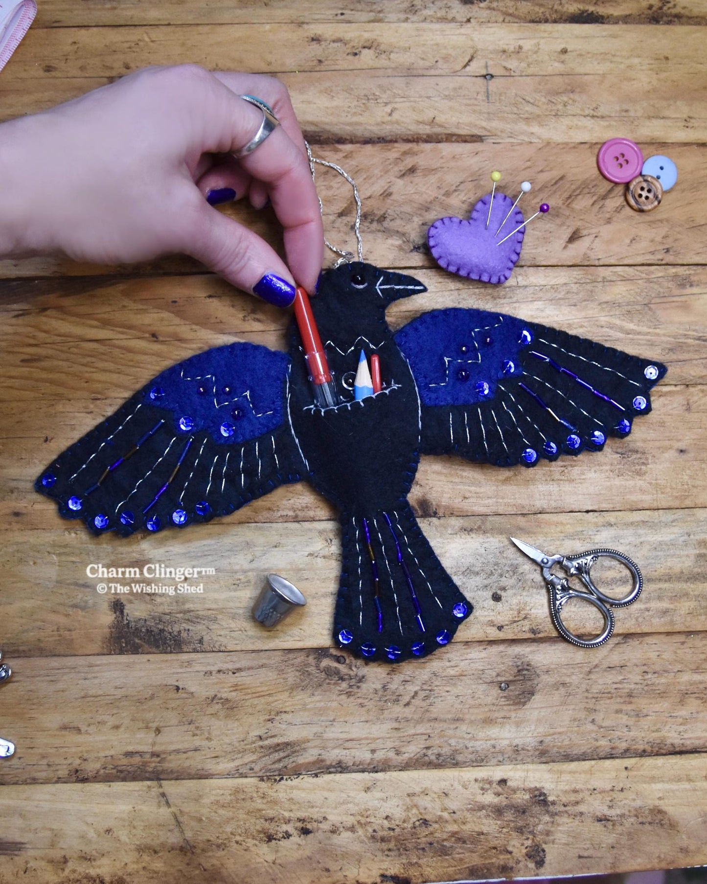 🖤 „Ravens Andenken – Hüter der Stiche“ 🪡✨