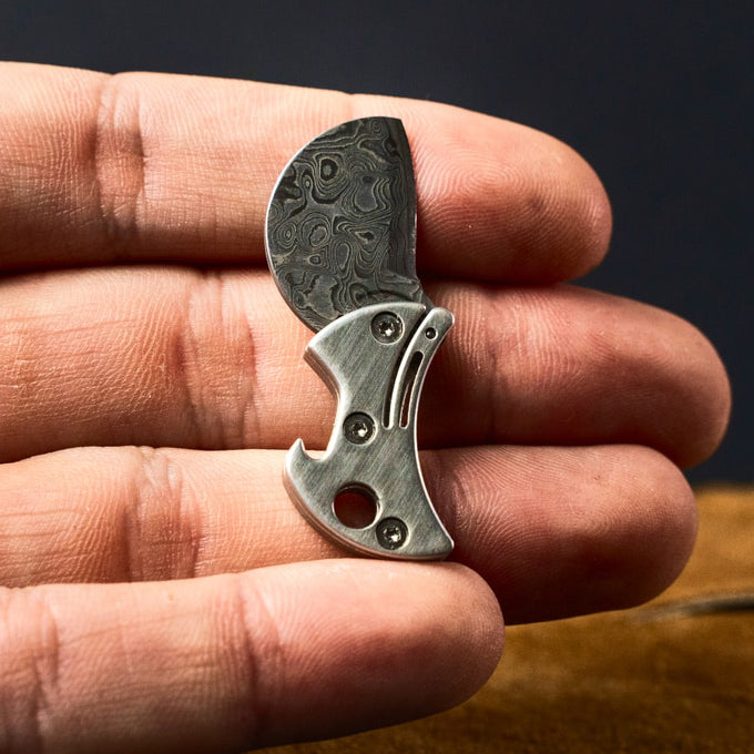 Kompakter Mini-Flaschenöffner aus Titan & EDC-Messer