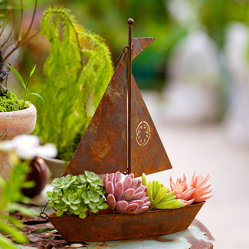⛵🌱 Rustikaler Segelboot-Blumenkübel aus Metall – handgefertigt, witterungsbeständig und ideal für Sukkulenten, Kräuter oder Blumen – eine bezaubernde Dekoration für den Garten oder das Regal 🏡
