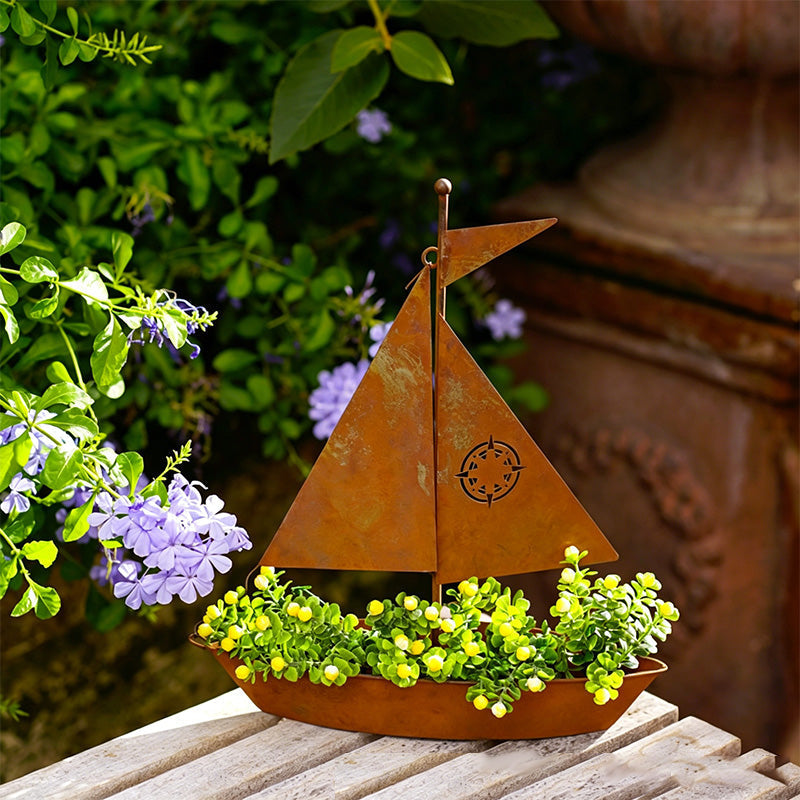 ⛵🌱 Rustikaler Segelboot-Blumenkübel aus Metall – handgefertigt, witterungsbeständig und ideal für Sukkulenten, Kräuter oder Blumen – eine bezaubernde Dekoration für den Garten oder das Regal 🏡