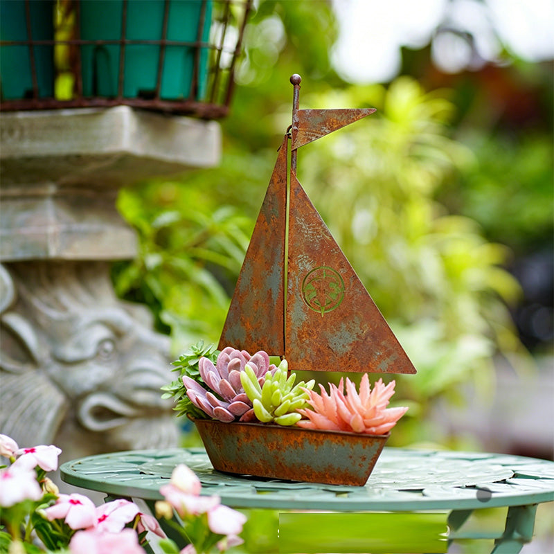 ⛵🌱 Rustikaler Segelboot-Blumenkübel aus Metall – handgefertigt, witterungsbeständig und ideal für Sukkulenten, Kräuter oder Blumen – eine bezaubernde Dekoration für den Garten oder das Regal 🏡