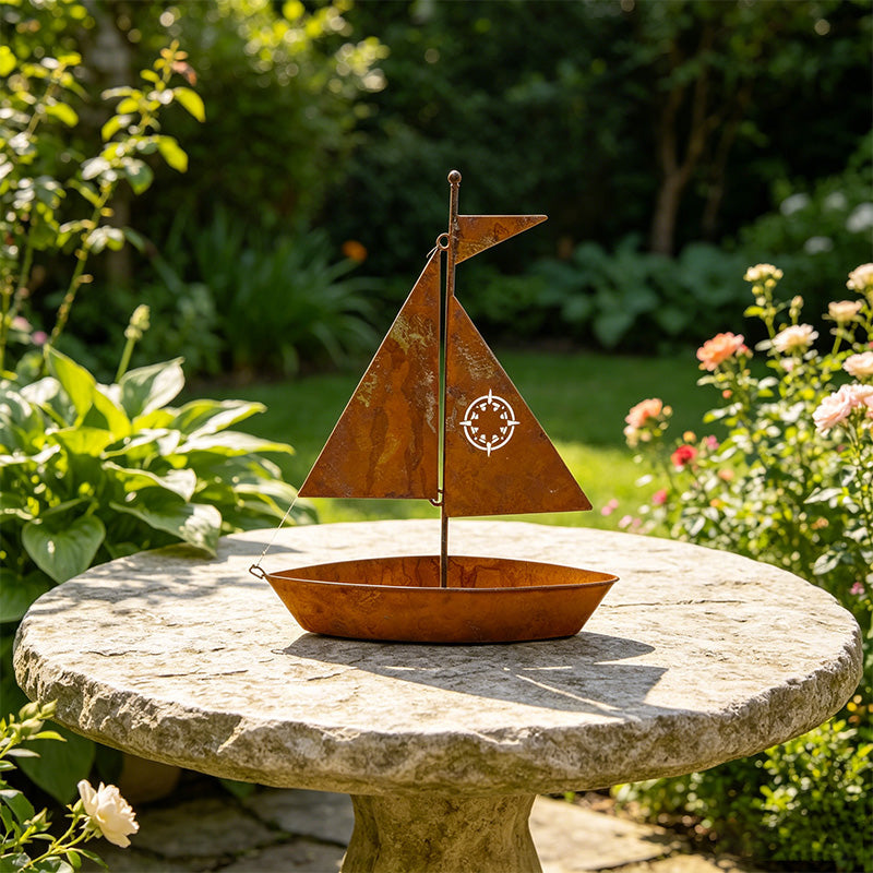 ⛵🌱 Rustikaler Segelboot-Blumenkübel aus Metall – handgefertigt, witterungsbeständig und ideal für Sukkulenten, Kräuter oder Blumen – eine bezaubernde Dekoration für den Garten oder das Regal 🏡